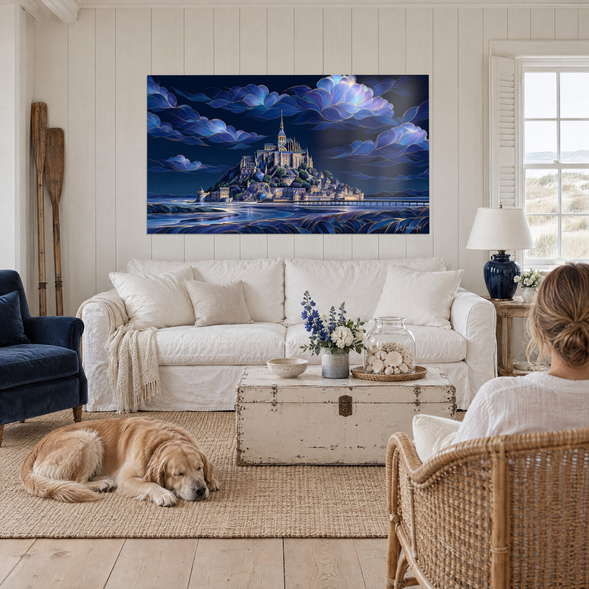 Schilderij gouden abdij op haar rots, verweven middernachtblauwe wolken en voetbrug, boven een bank in een lichte woonkamer