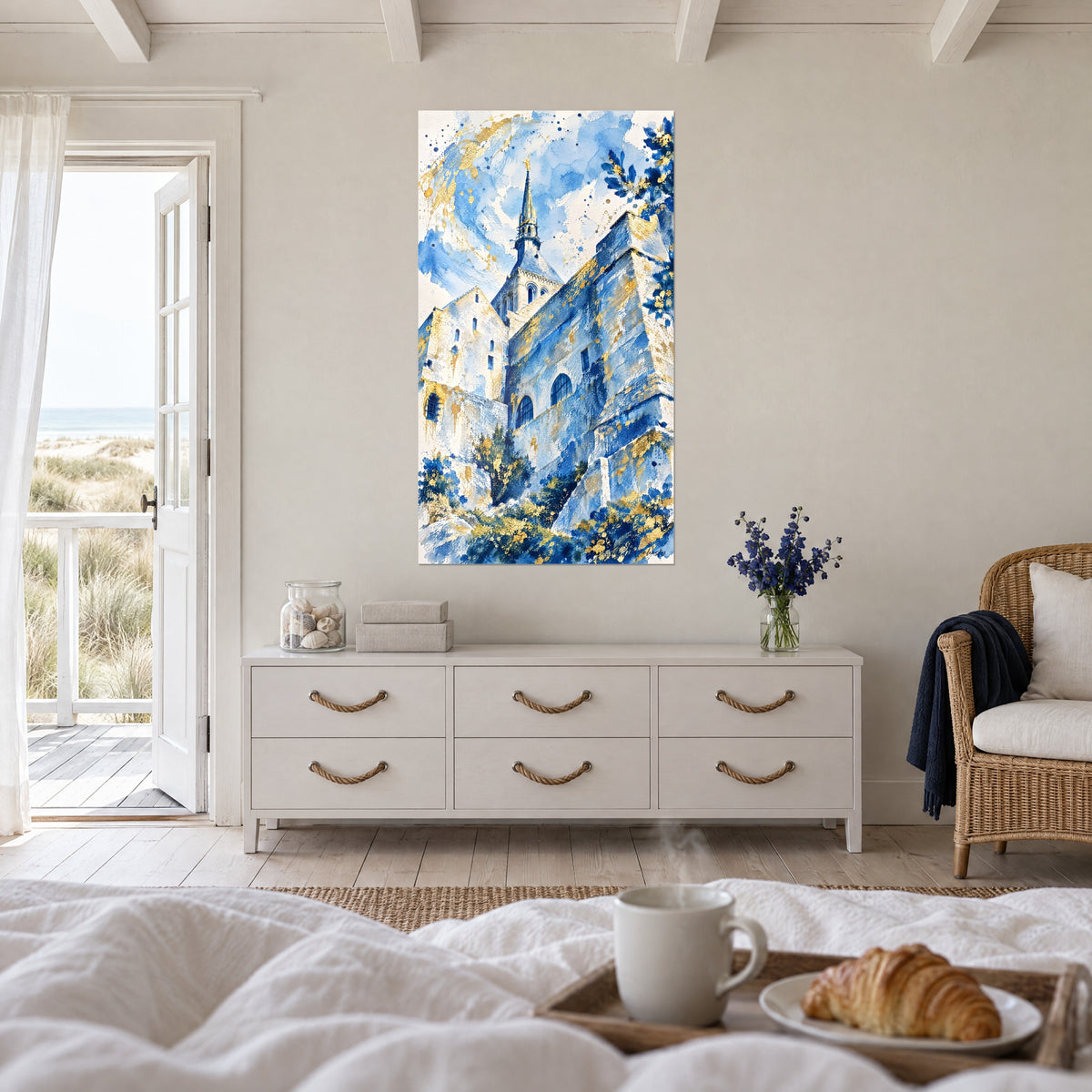 Schilderij gouden klokkentoren die een blauwe lucht doorboort die wit is uitgewassen, gouden stenen muren, boven een bed in een lichte slaapkamer