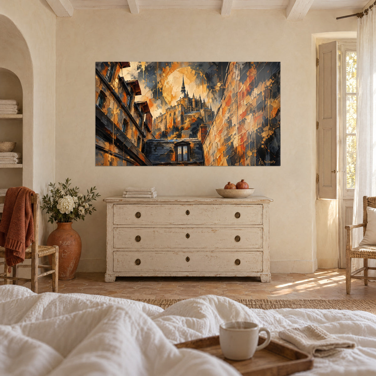 Schilderij Mont-Saint-Michel in gouden licht, okerkleurige lucht en antracieten gevels, boven een bed in een lichte slaapkamer