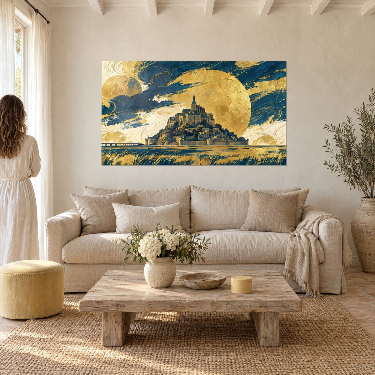 Gemälde einer goldenen Festungsabtei unter einem goldenen Mond mit Krakelee, marineblauer Himmel, über einem Sofa in einem lichtdurchfluteten Wohnzimmer