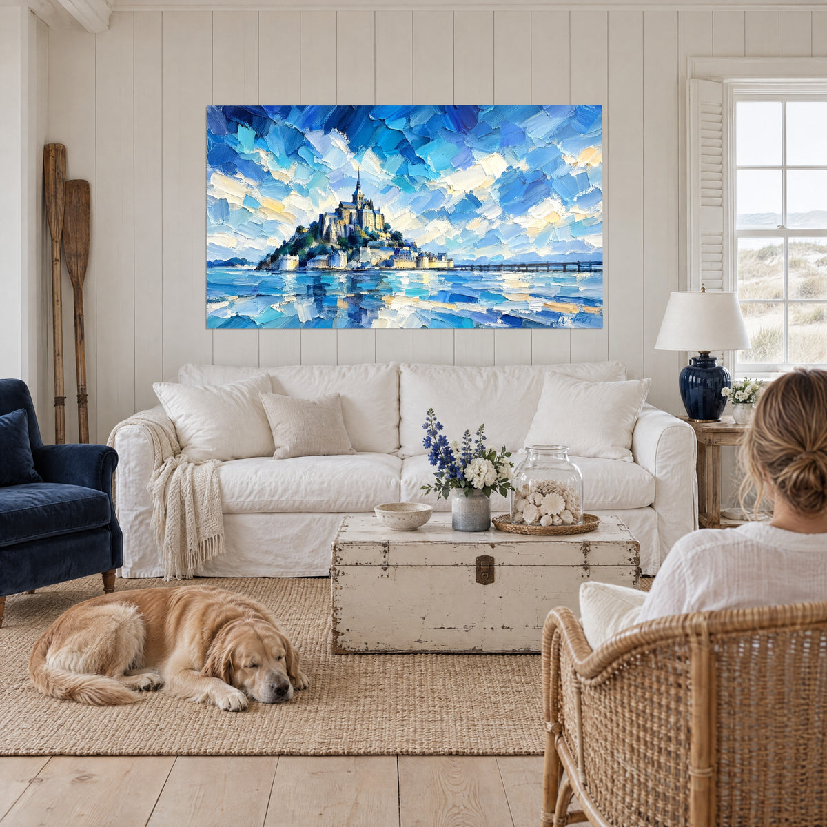 Schilderij abdij van goudkleurige steen op haar eilandje, kobaltblauwe lucht in paletmesstreken, liggende retriever, boven een bank in een lichte woonkamer