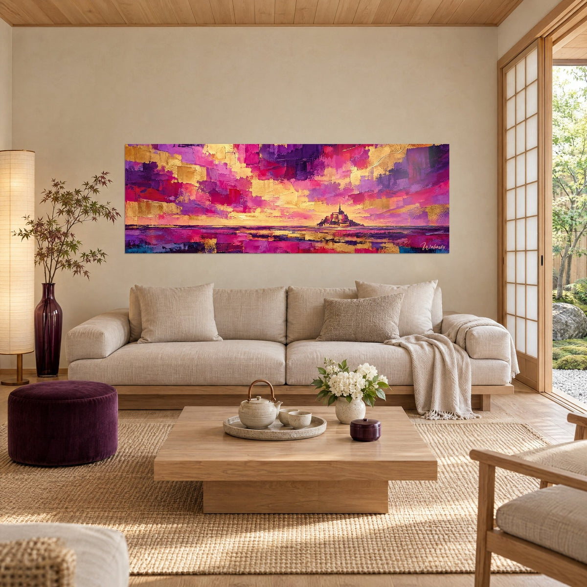 Quadro abbazia lontana in impasto rosa fucsia e viola, cielo dorato incandescente, sopra un divano in un soggiorno luminoso