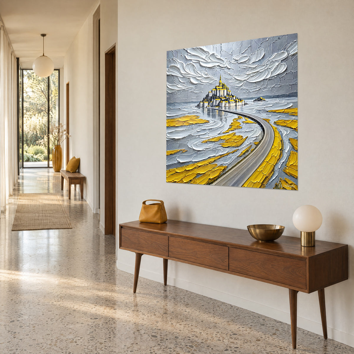 Schilderij kronkelend pad naar de gouden abdij, romig grijze lucht en citroengele zandvlakten in reliëf, aan het eind van een lichte gang
