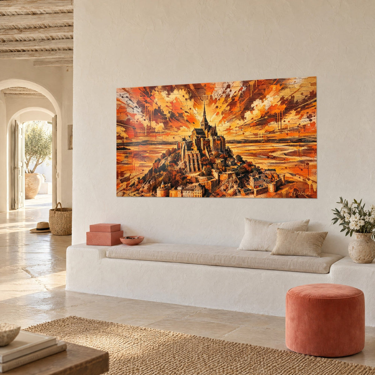 Gemälde Mont-Saint-Michel in flammendem Ocker und Rost, goldene Turmspitze vor Ziegelhintergrund, weiße Wand und Steinbank