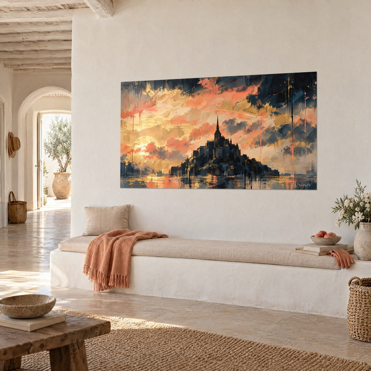 Gemälde Mont-Saint-Michel als dunkle Silhouette, Lachs- und Ockerwolken, senkrechte Farbläufer, an einer weißen Wand eines provenzalischen Hauses