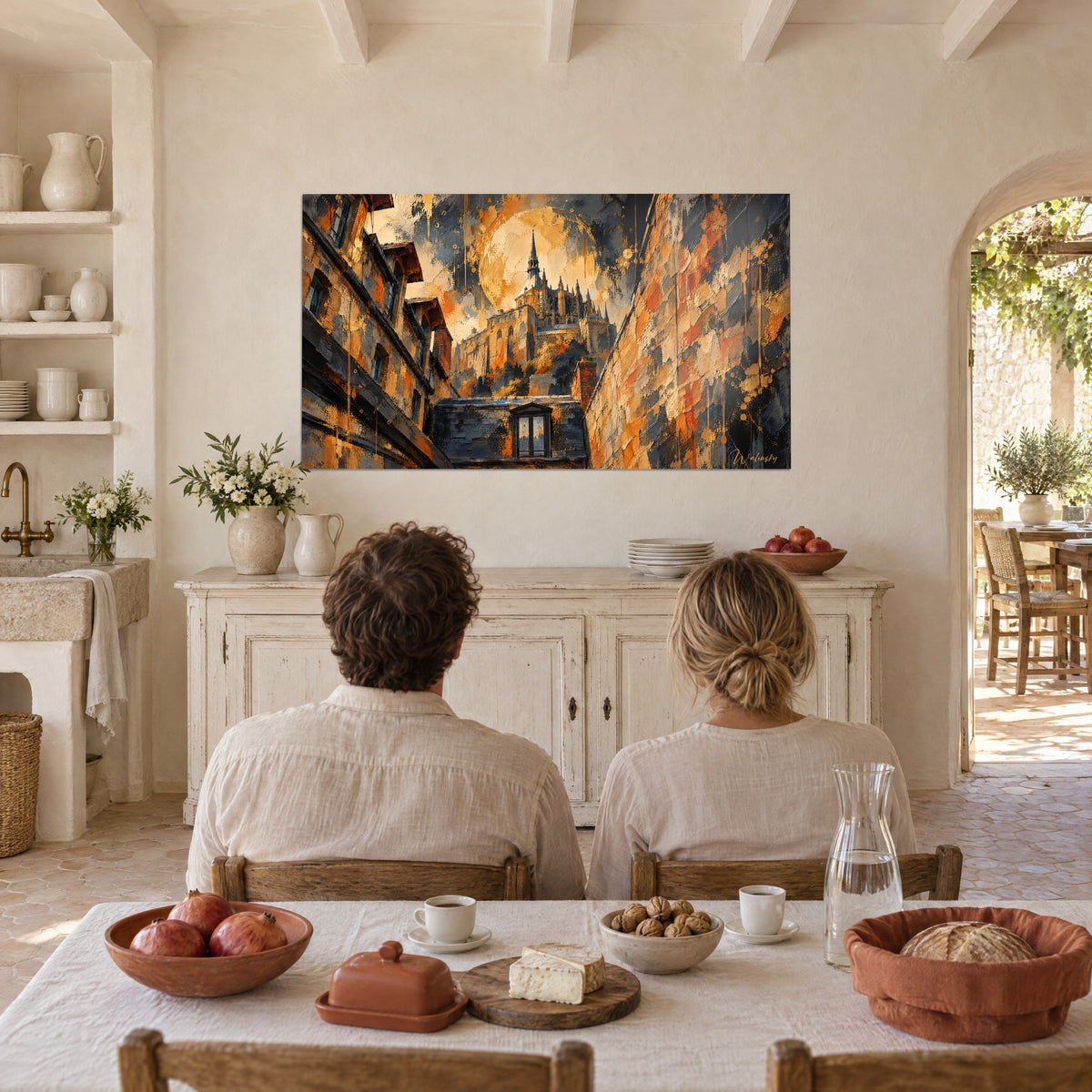 Schilderij middeleeuwse citadel onder een gouden gloed, blauwgrijze daken en oranje muren, tegenover een koppel aan tafel op een boerderij
