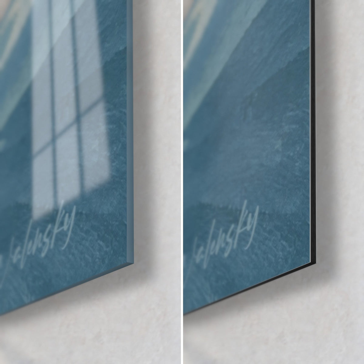 Schilderij van een eilandvesting in leiblauw, rechtsonder: glanzend acrylglas dat het raam weerspiegelt, mat zwart Dibond, 3 mm rand