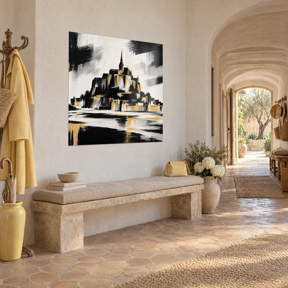 Schilderij Mont-Saint-Michel in zwarte en gouden penseelstreken, slanke torenspits tegen een ivoorkleurige lucht, gewelfde gang van een Provençaals landhuis