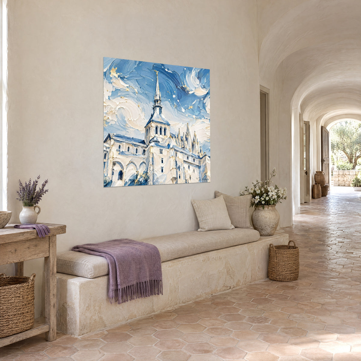 Quadro Mont-Saint-Michel in impasto crema e blu, campanile dorato, appeso nel corridoio a volta del mas