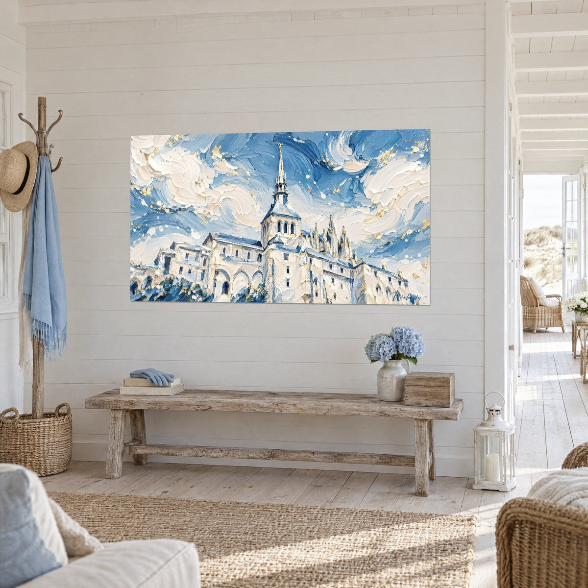 Cuadro del Mont-Saint-Michel en empaste grueso blanco y azul cobalto, destellos dorados, pared de tablones, entrada en tres cuartos