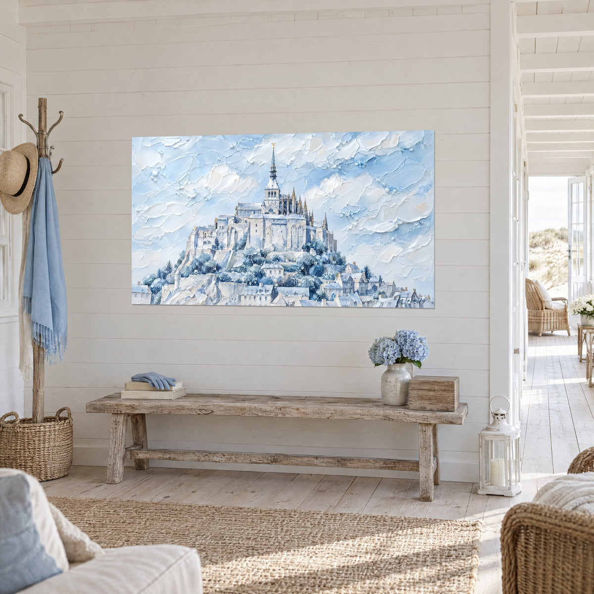 Quadro cittadella di pietra chiara sulla sua rupe, tetti d'ardesia azzurrati e cielo cremoso, muro bianco di un ingresso sul mare