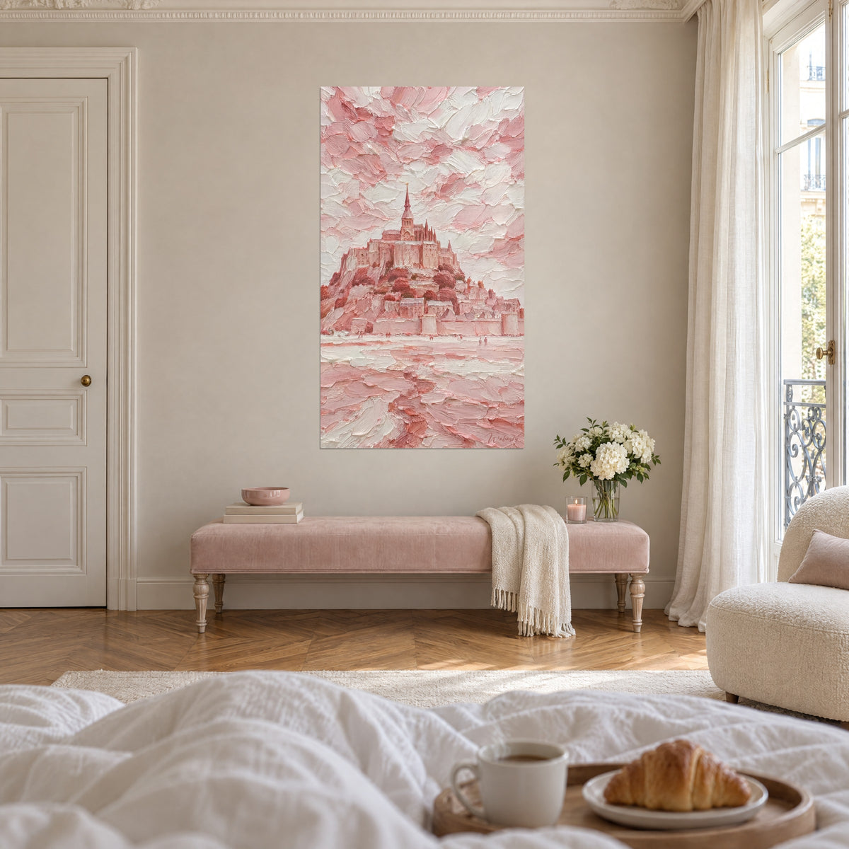 Schilderij eilandvesting in koraalroze en parelmoerwit, brandschone dekbed en croissant op een dienblad, boven een bed in een lichte slaapkamer