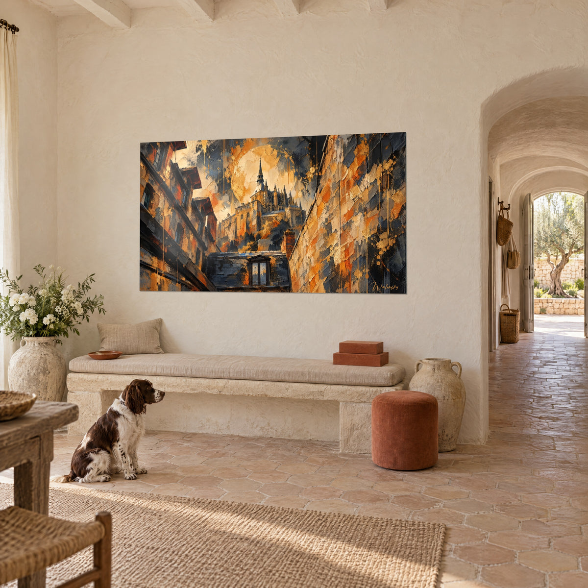 Schilderij gotische torenspits van de Mont-Saint-Michel, oranje muren en donkergrijs, Provençaalse woonkamer, spaniël zittend op de tegels