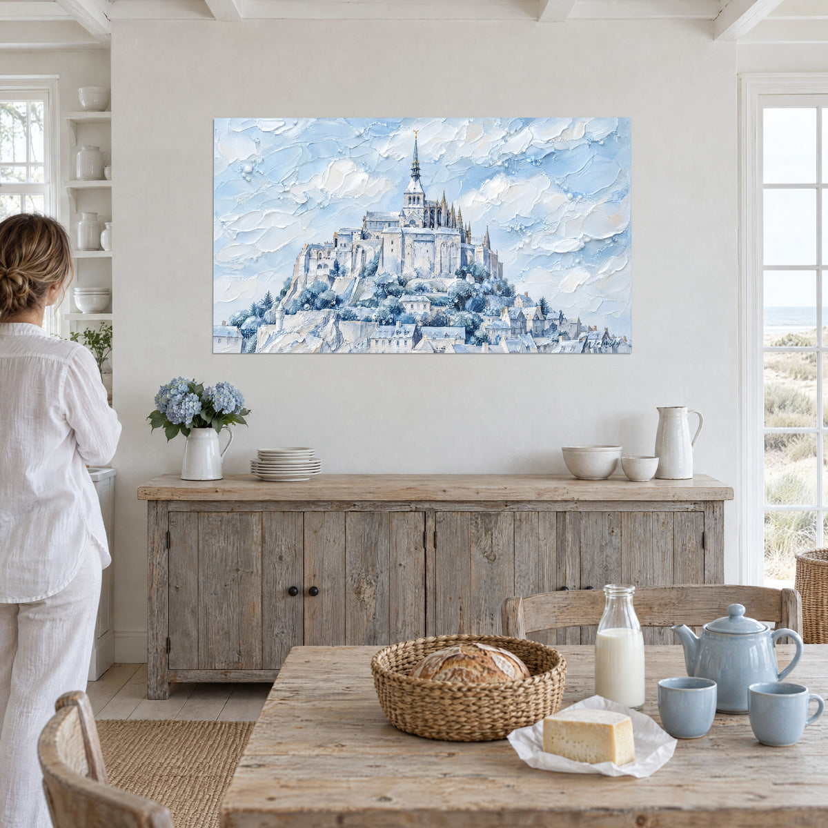 Quadro monte roccioso coronato da un'abbazia, alberi grigio-azzurri e nuvole avorio in rilievo, sala da pranzo luminosa vicino alle dune