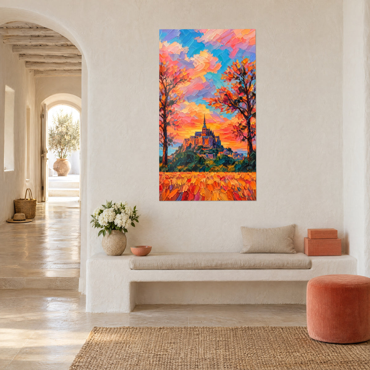 Quadro Mont-Saint-Michel al tramonto, nuvole in impasto lilla e giallo, incorniciato da due alberi, panchina bianca di una casa