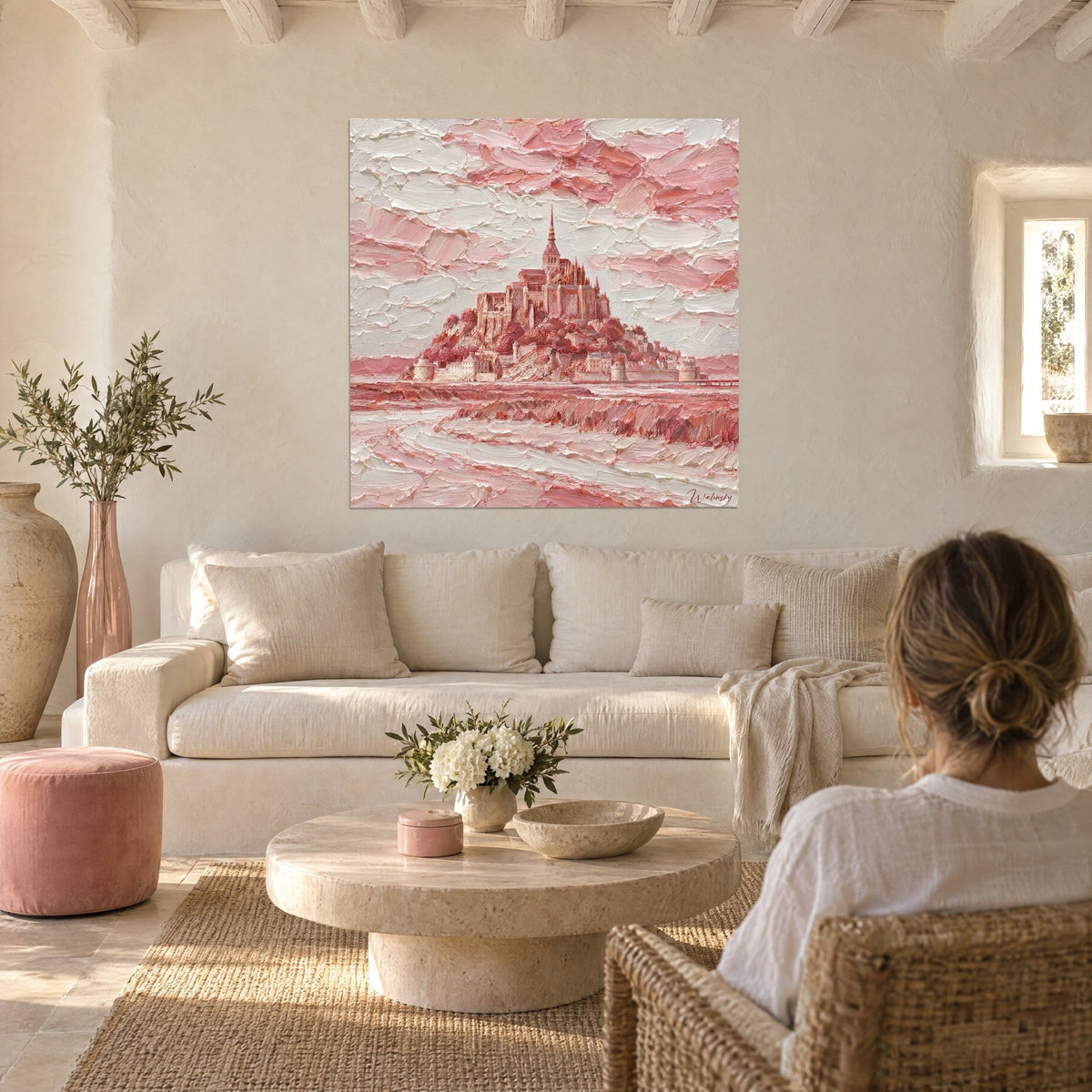 Cuadro abadía rosa y blanca en empaste, aguja dorada, nubes marfil, pareja de espaldas, sobre un sofá en un salón luminoso