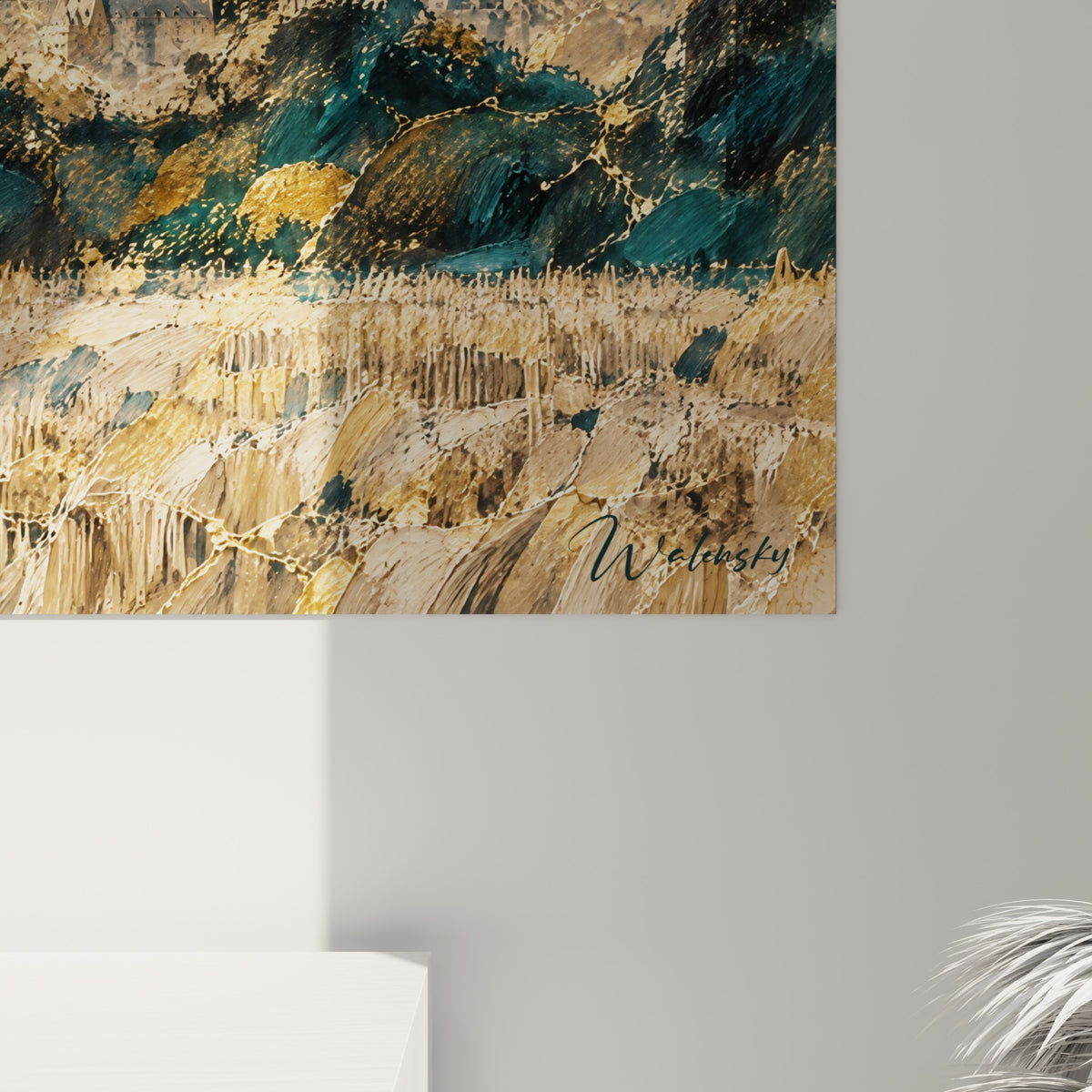 Coulures dorées et éclats bleu pétrole se mêlant sur la texture aquarelle de l'abbaye peinte