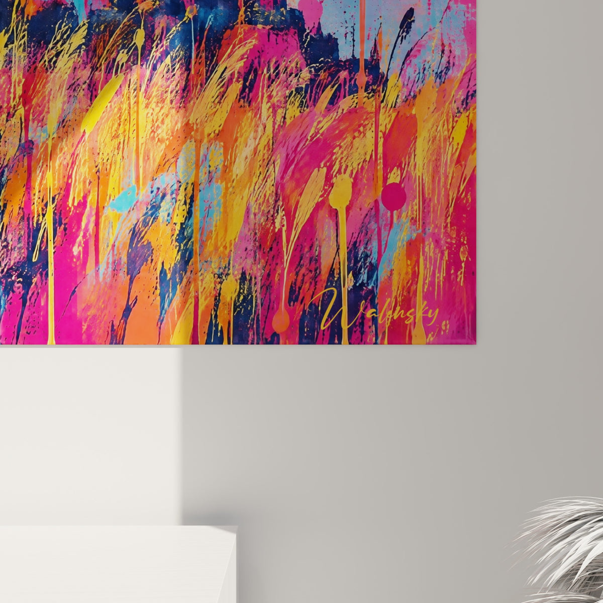 Coulures de peinture rose et jaune doré visibles de près, grain texturé et éclats de bleu pastel sur la toile