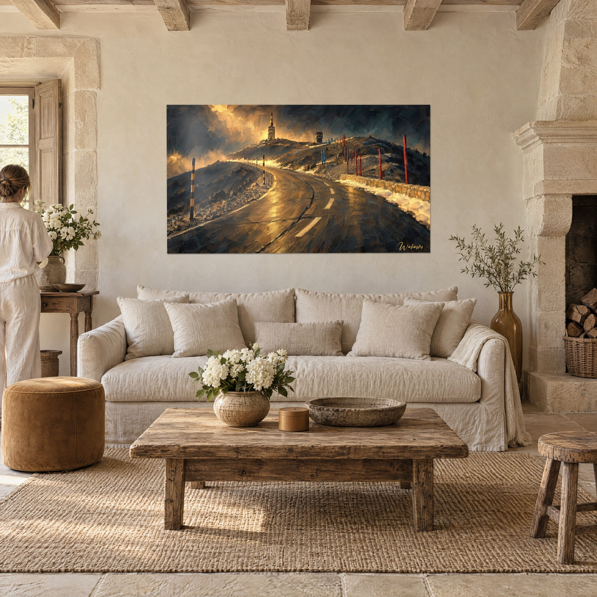 Gemälde kurvenreiche goldene Straße hinauf zum Gipfel des Ventoux, schwerer anthrazitfarbener Himmel, Person von hinten, über einem Sofa in einem hellen Wohnzimmer