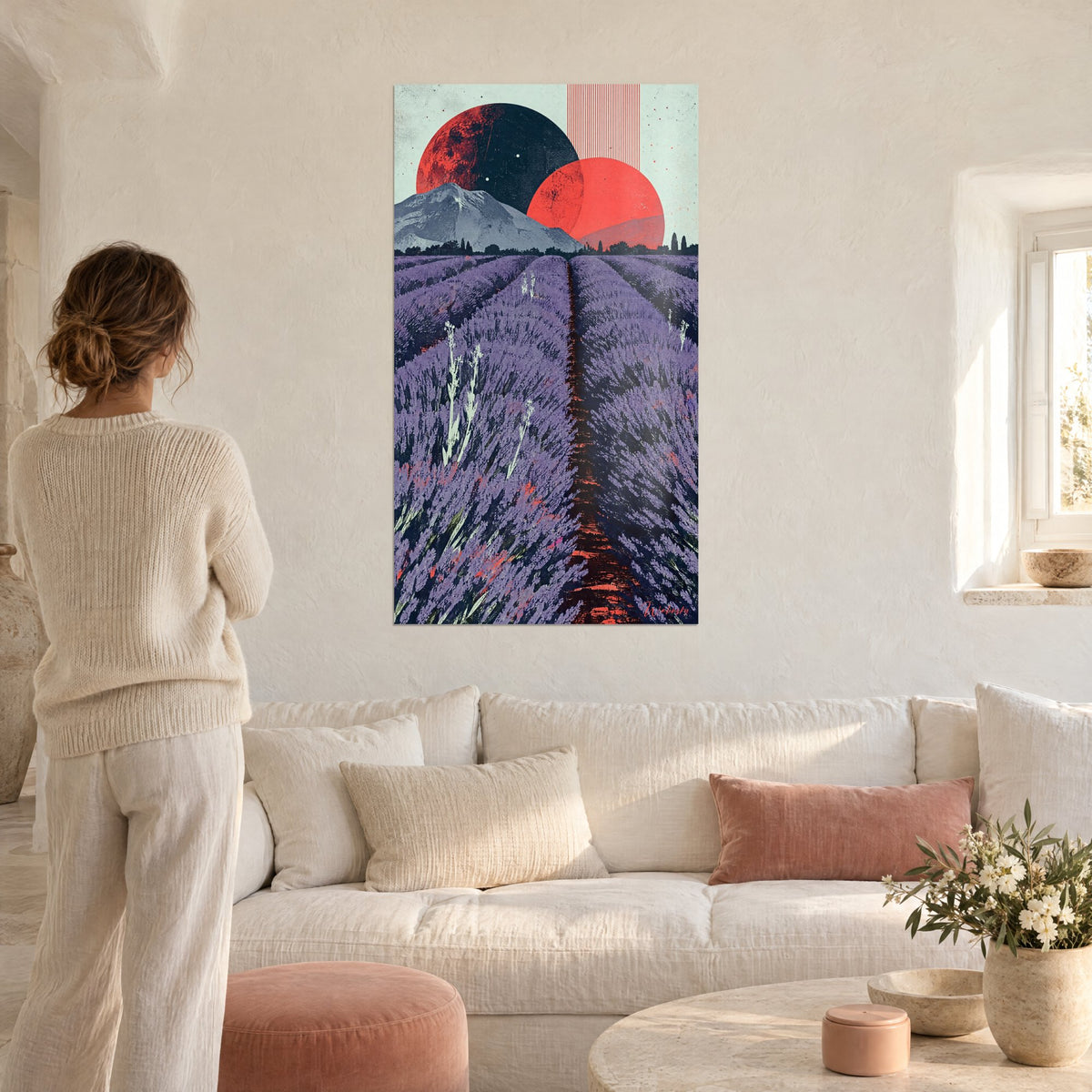 Tableau champ de lavande en rangs violets sous deux sphères rouges, Ventoux gris, femme de dos, au-dessus d'un canapé dans un salon lumineux