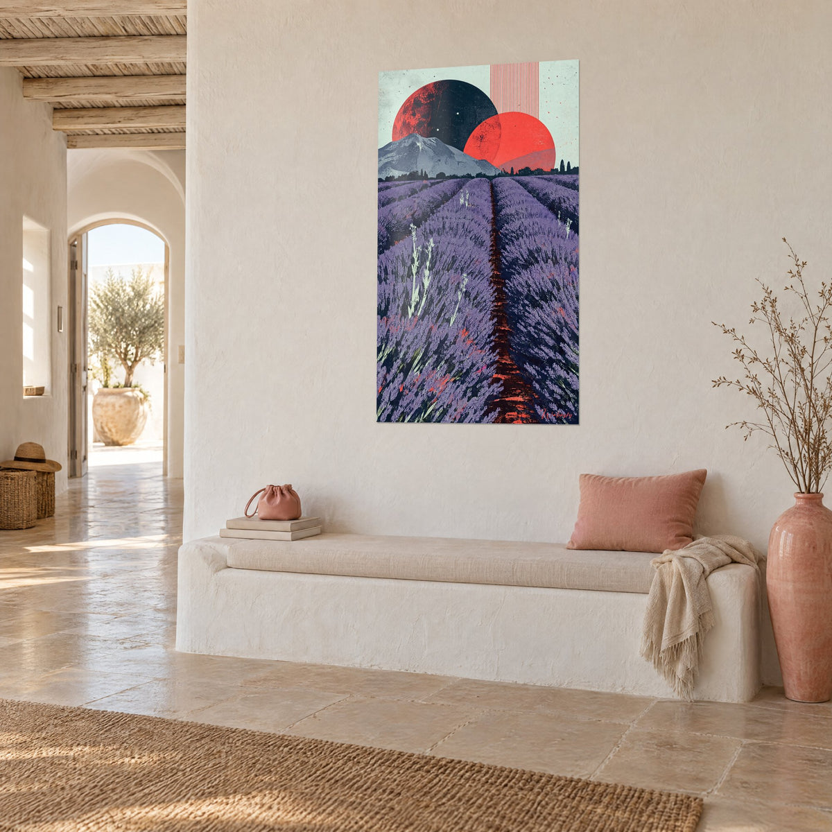 Tableau rangées de lavandes mauves menant à un Ventoux gris et un soleil corail, sur un mur blanc d'une maison méditerranéenne