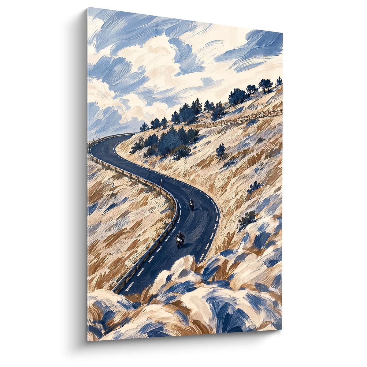 Gemälde Motorradfahrer, die eine anthrazitfarbene Straße zwischen ockerfarbenen Hügeln und wolkigem blauem Himmel am Mont Ventoux hinaufsteigen