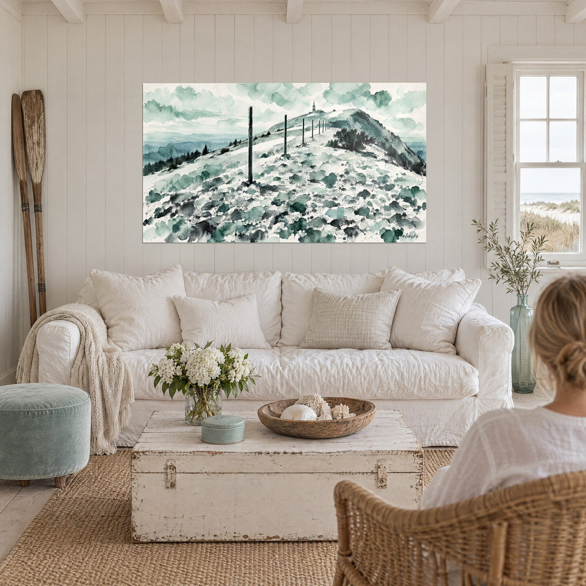 Schilderij aquarel van de Ventoux, donkere palen op witte en groene kam, boven een bank in een lichte woonkamer