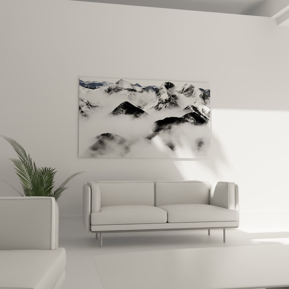 Chaîne de montagnes anthracite et blanche voilée de nuages, disposée au-dessus d'un canapé dans un salon lumineux