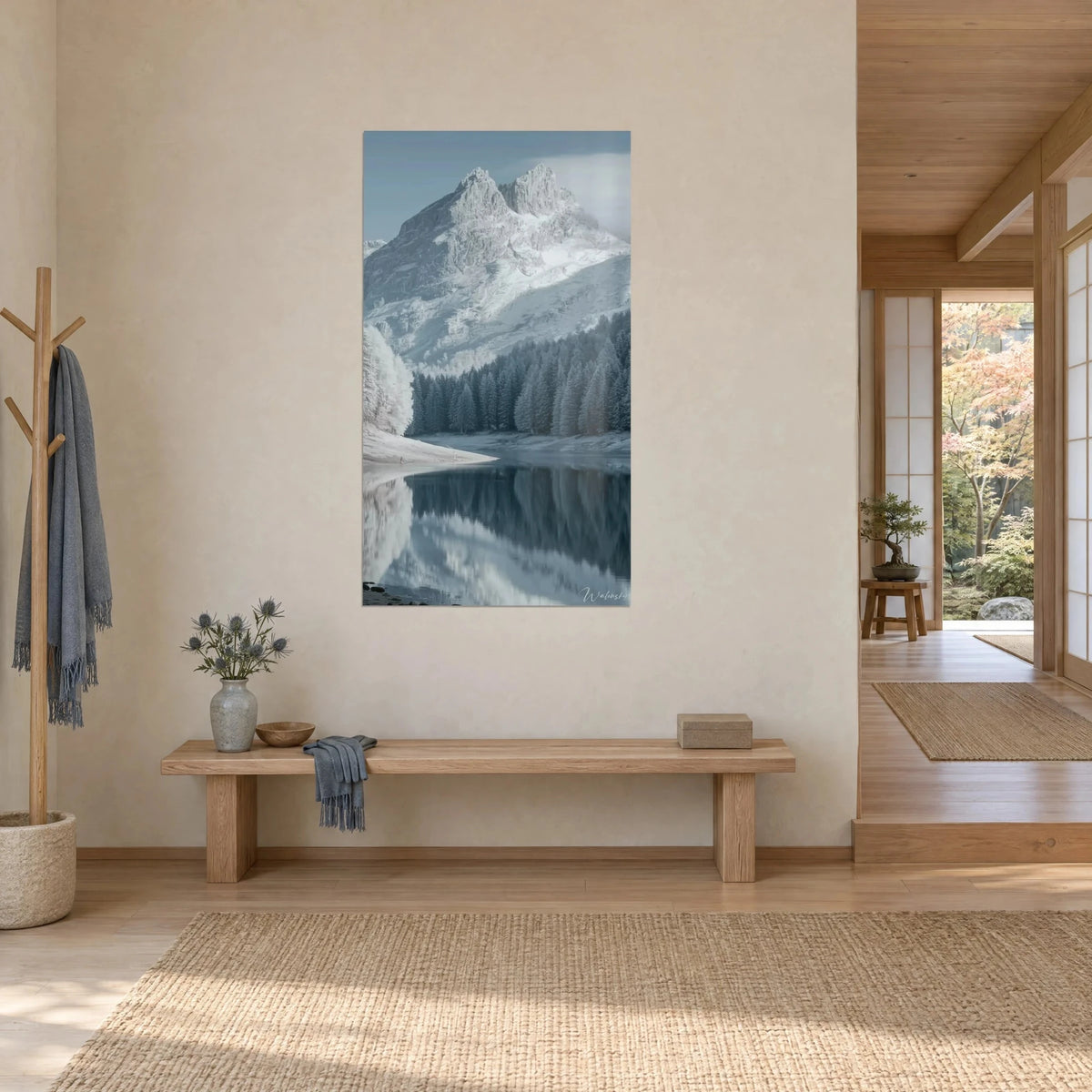Tableau cime blanche givrée et sapins vert sombre sur un lac miroir gris-bleu, vue de trois-quarts, banc en bois, couloir japandi
