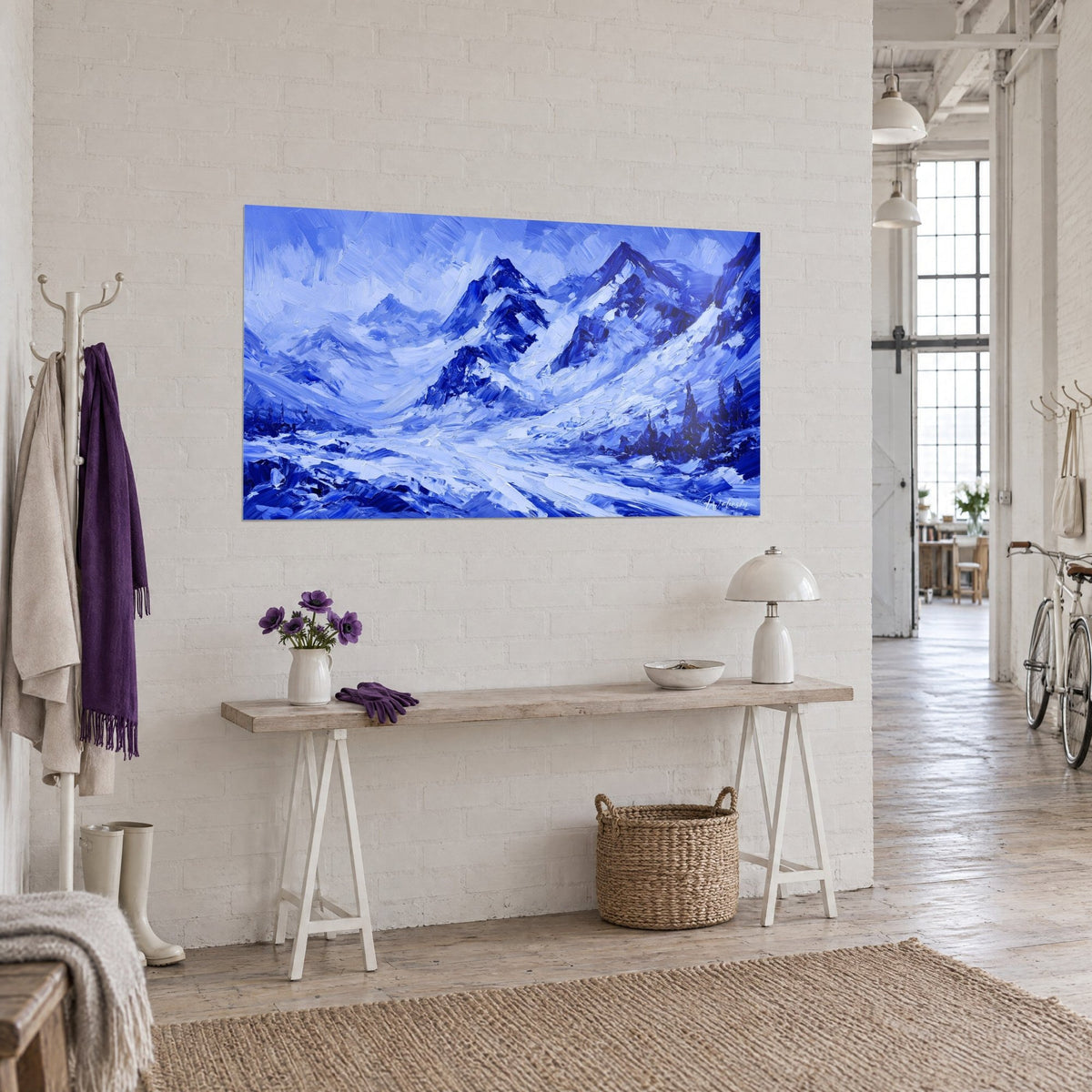 Tableau vallée glaciaire monochrome, pics bleu cobalt et neige crème, mur de briques blanches, loft d'artiste vue de trois-quarts