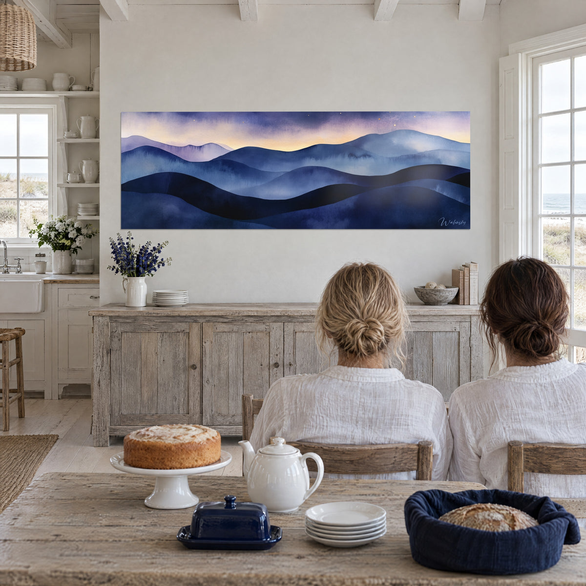 Quadro Paesaggio di monti velati di nebbia, tonalità di blu e cielo crepuscolare porpora, due persone di spalle sedute a un tavolo davanti a una torta