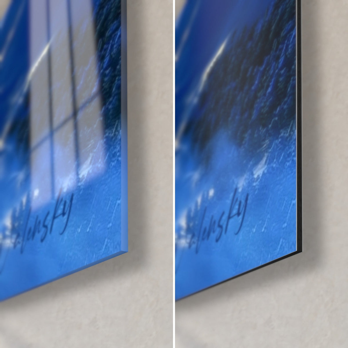 Tableau cimes givrées sous un soleil éclatant, bleu cobalt et blanc, coin bas droit en verre brillant et alu Dibond mat