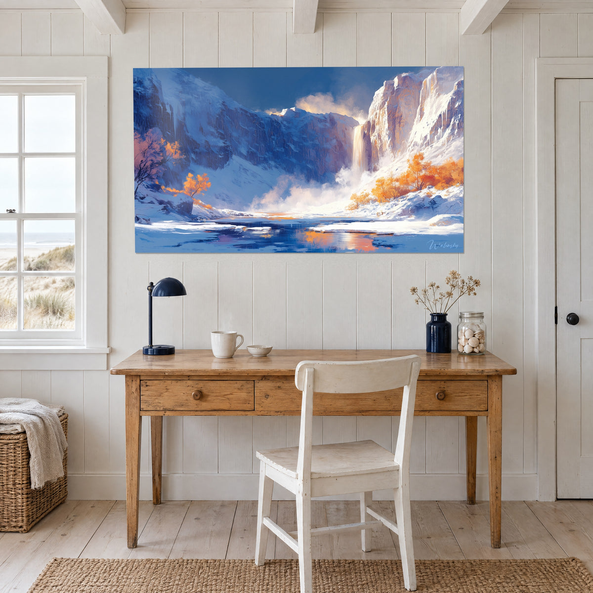 Tableau canyon hivernal aux roches violettes et bouleaux orangés, cascade fumante, au-dessus d'un bureau en bois clair