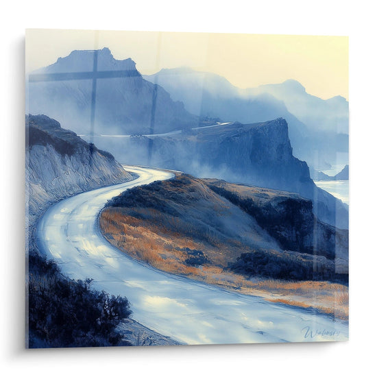 Un tableau montagne représentant un paysage alpin brumeux avec des sommets bleutés majestueux traversés par une route sinueuse aux reflets dorés. Les textures vaporeuses créent une atmosphère éthérée où contrastent des tons bleus profonds et des touches ocre lumineuses.
