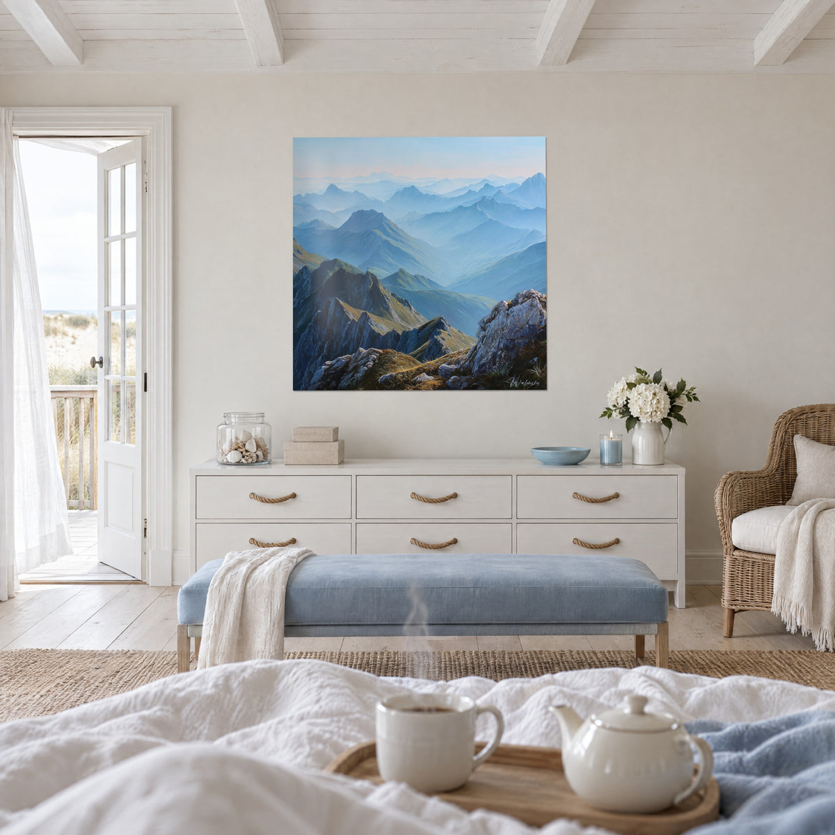 Quadro di panorama di picchi bluastri sotto un cielo rosato, erba ocra sulla cresta, sopra un letto in una camera luminosa