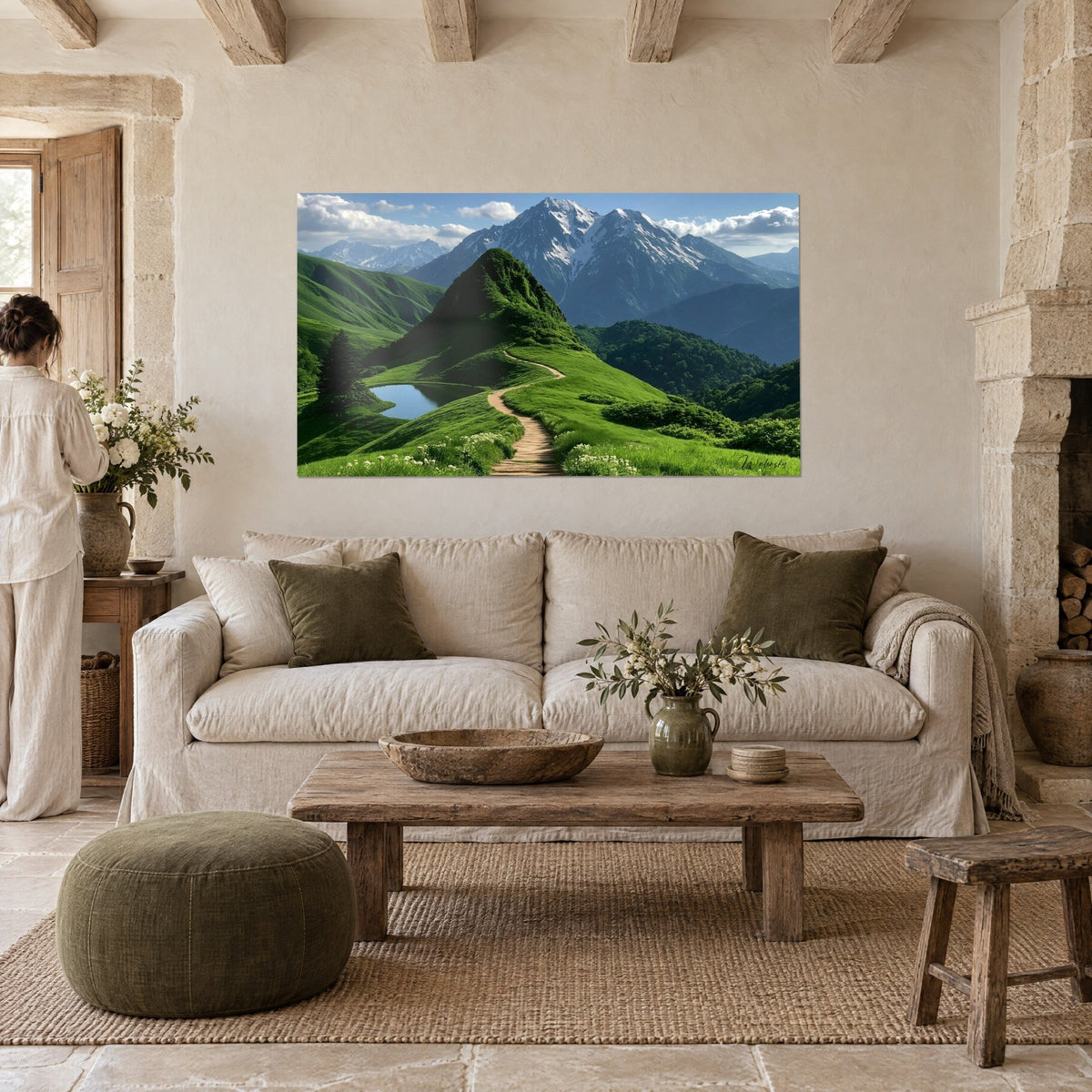Gemälde Erdpfad schlängelt sich über einen grasbewachsenen Kamm, bläulich verschneite Gipfel, über einem Sofa in einem hellen Wohnzimmer