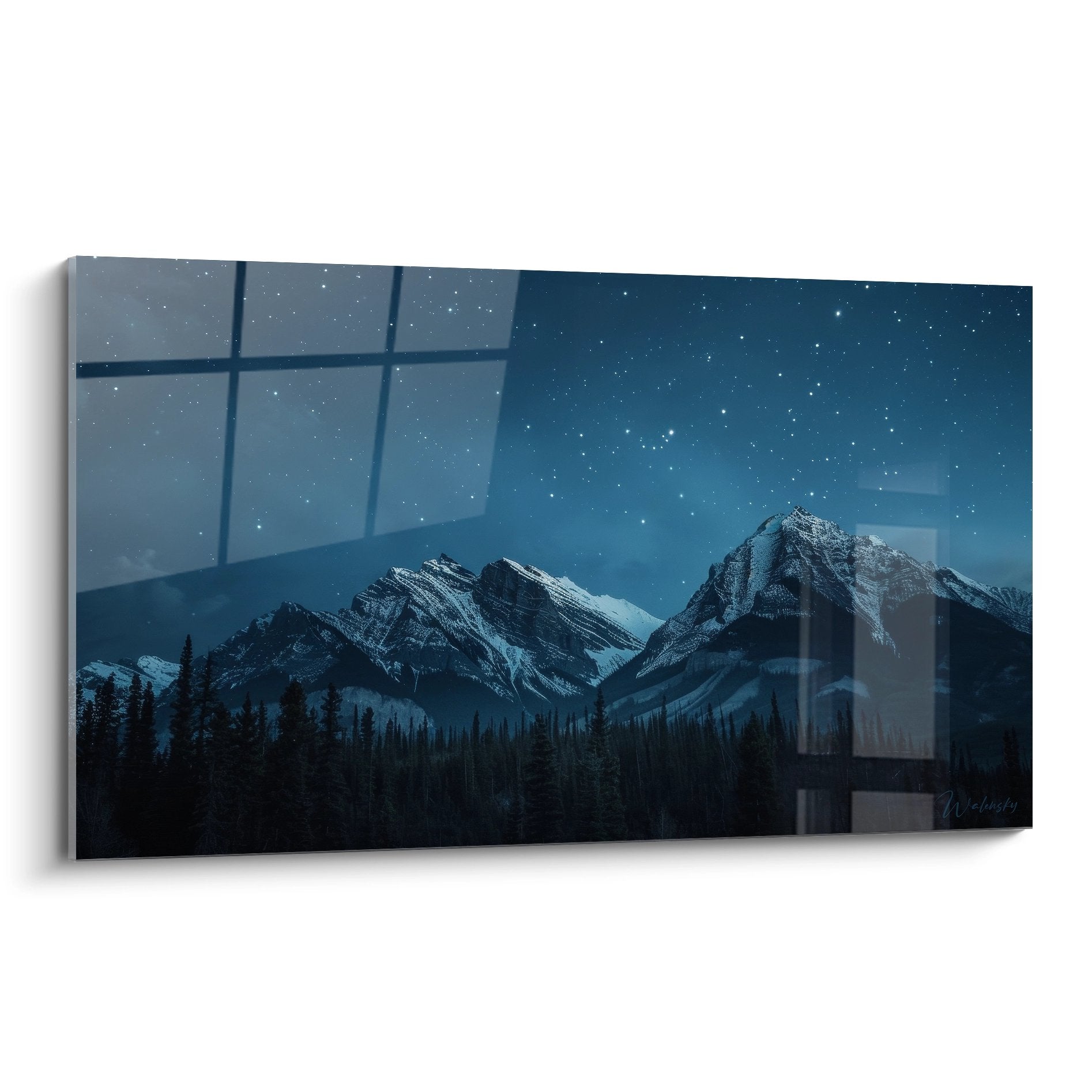 Tableau mural montagne enneigée sous ciel étoilé avec reflets géométriques et forêt de conifères