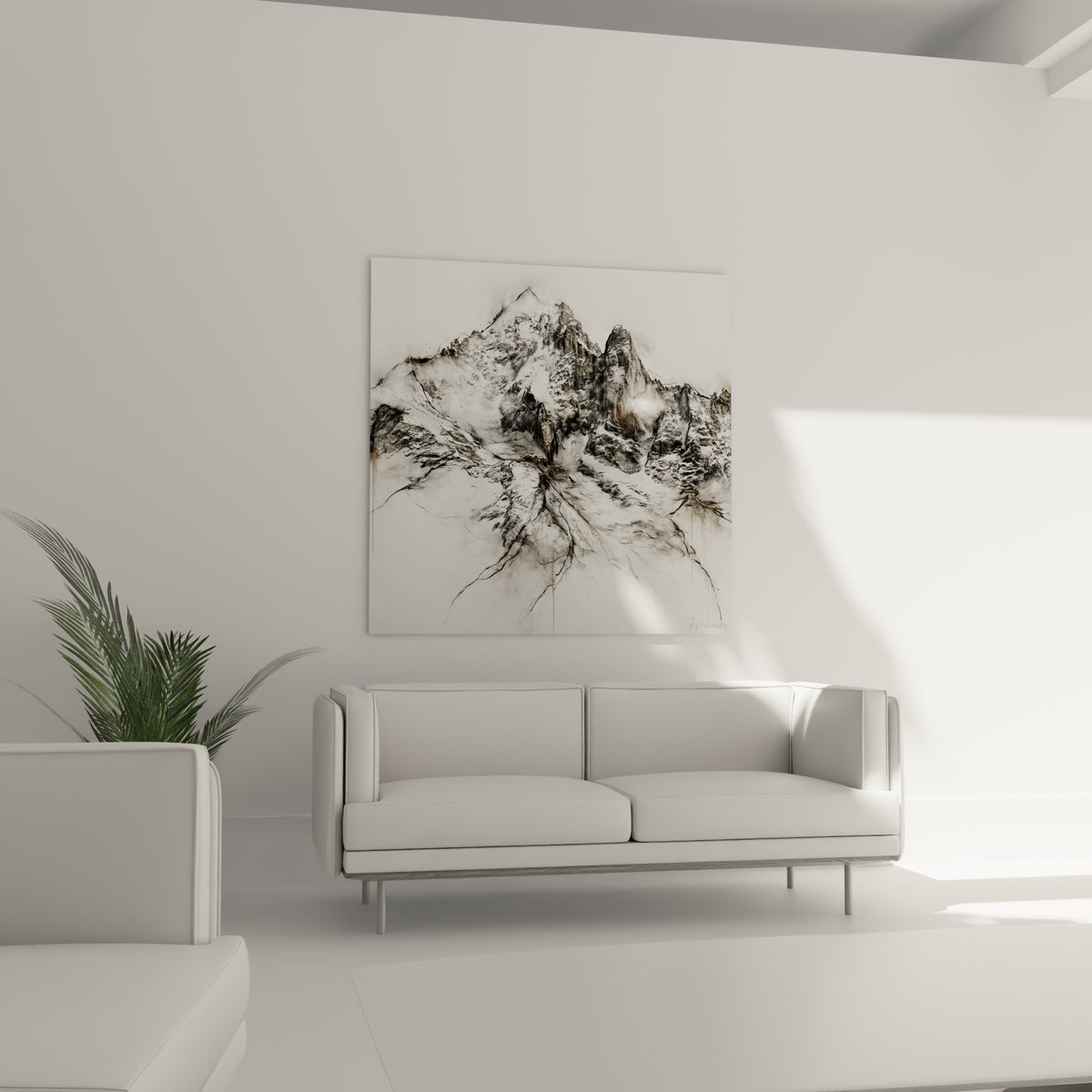 Cime enneigée noire et brune aux lignes graphiques, suspendue au-dessus d'un canapé dans un salon lumineux