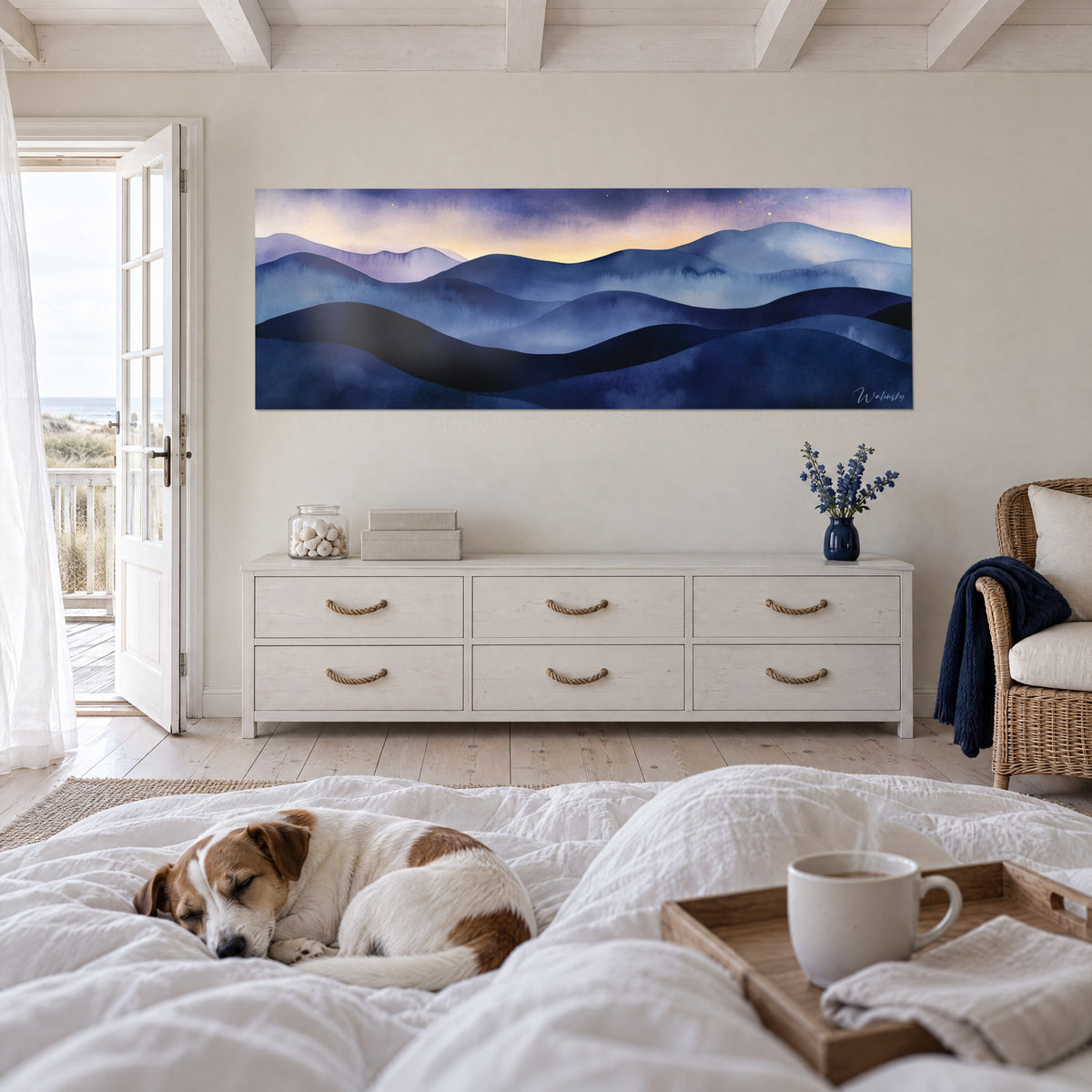 Quadro Valli nebbiose in blu acciaio e viola, luce gialla tenue, un terrier sul piumone sopra il letto in una camera luminosa