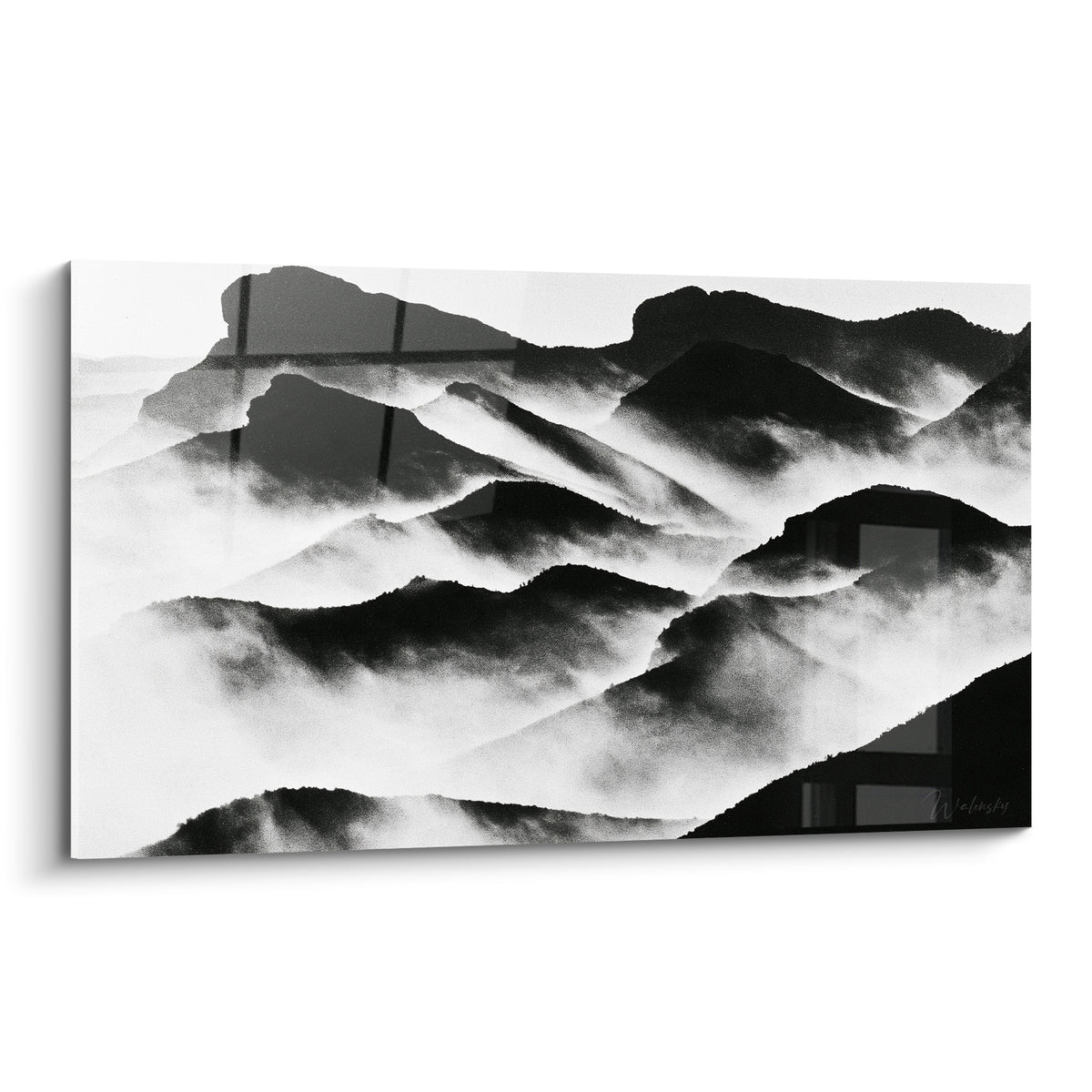 Montagne noire et blanche aux crêtes brumeuses, silhouettes anthracite dans un voile de vapeur.