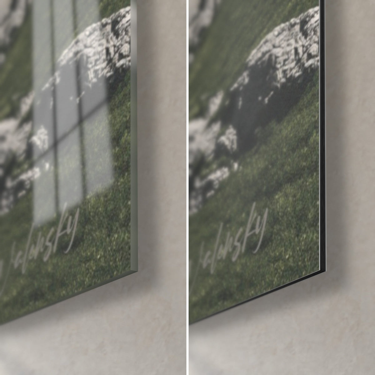 Schilderij alpenmeer in leigrijs, diep groen gras, rechtsonder: glanzend acrylglas links, mat Dibond rechts, 3 mm rand
