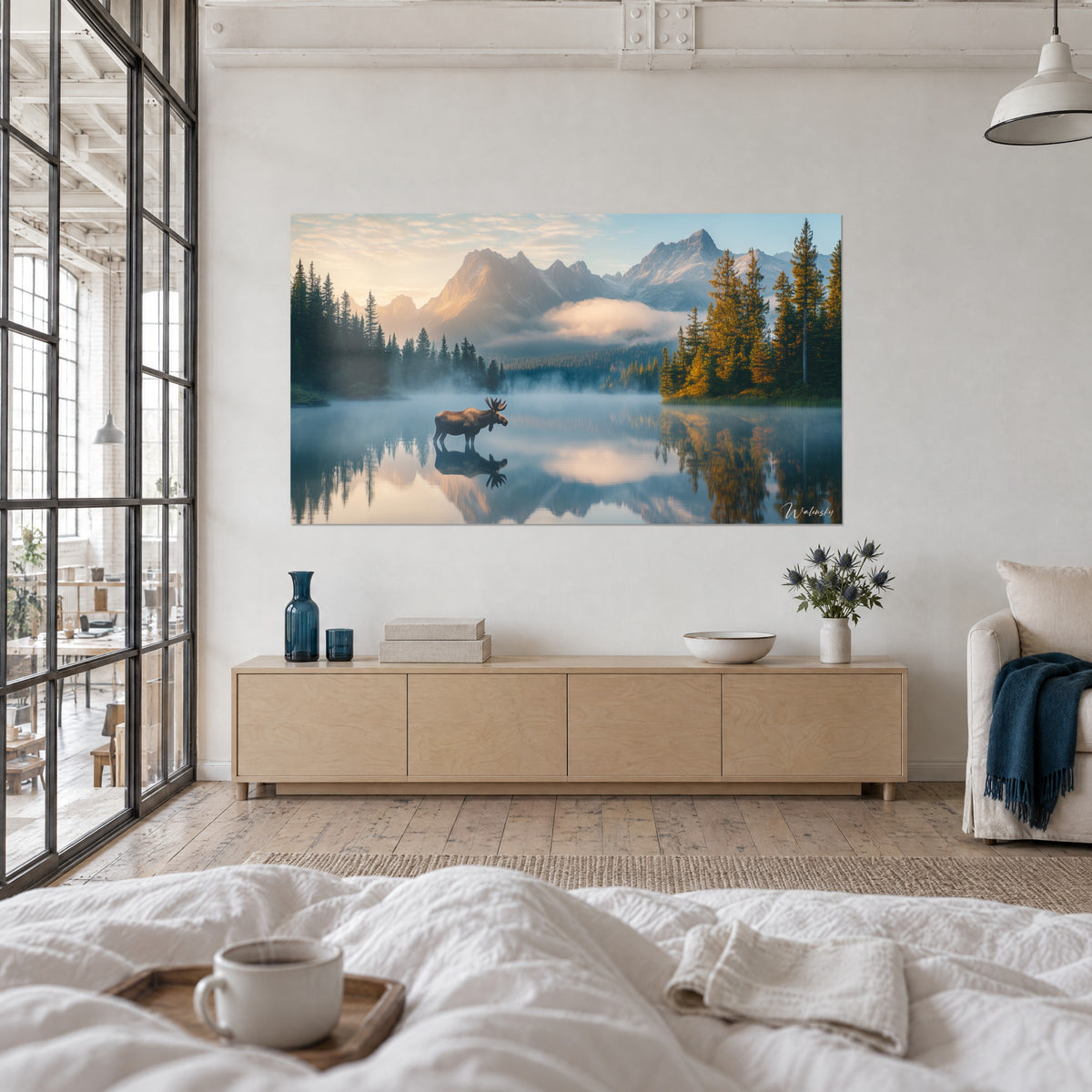 Schilderij van bergen met okerkleurige en roze toppen, mist boven het meer, diepgroene dennen, boven een bed in een lichte slaapkamer