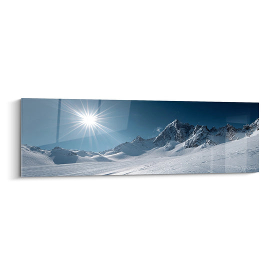 Bergbild mit schneebedeckten Gipfeln und glänzender Sonne auf Alpengipfeln - Wanddekoration Winter