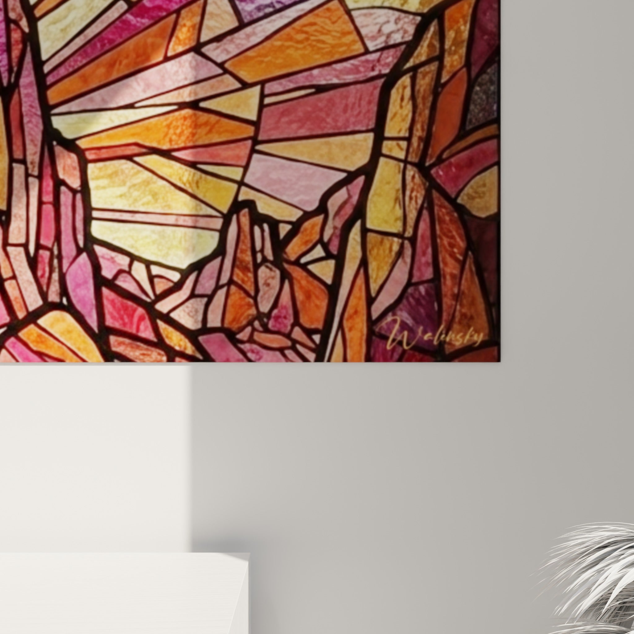 Fragments de verre coloré rouge, rose et doré, traits noirs marqués soulignant la texture picturale du tableau