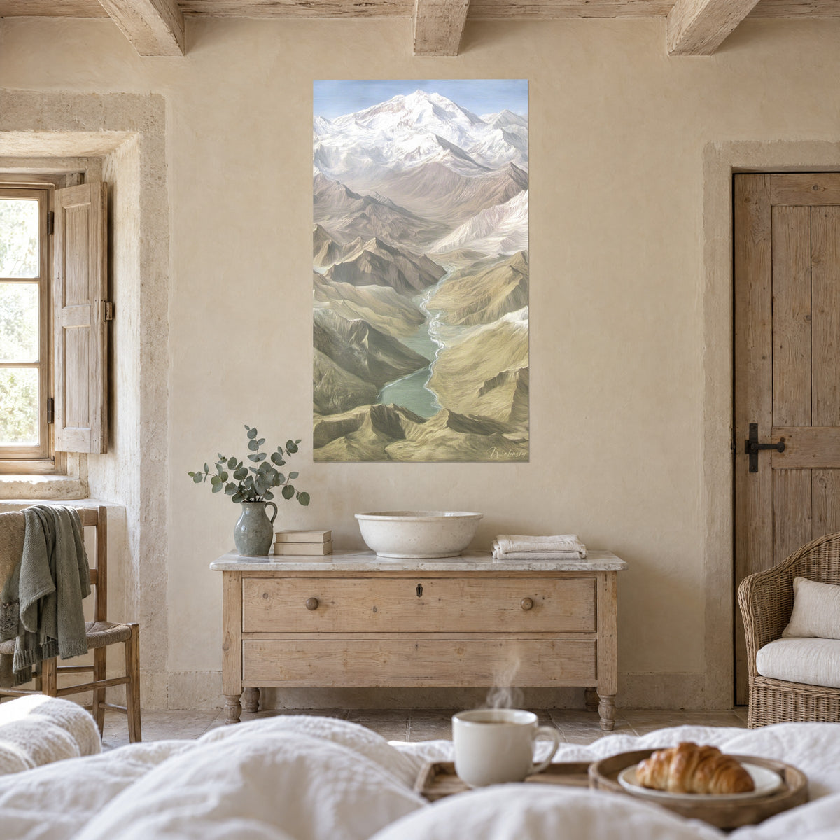 Tableau paysage alpin à vol d'oiseau, glacier crème, torrent sinueux vert d'eau, flancs sable et taupe, au-dessus d'un lit dans une chambre claire