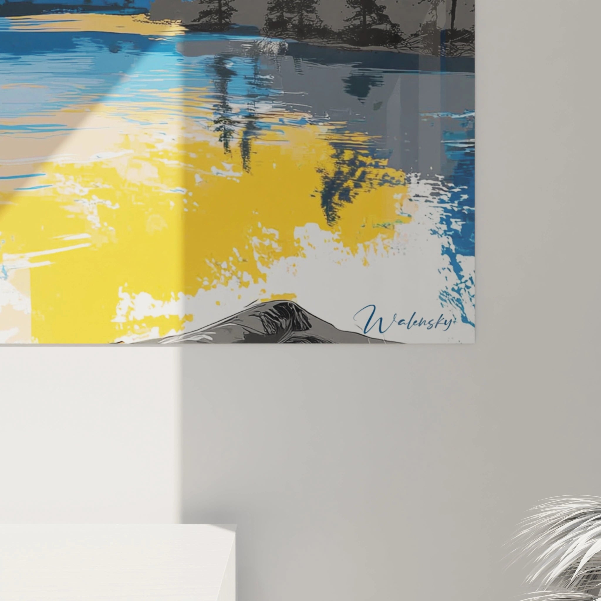 Tableau mural Walensky tableau montagne moderne abstrait aux tons jaune bleu et gris signé et accroché sur mur blanc