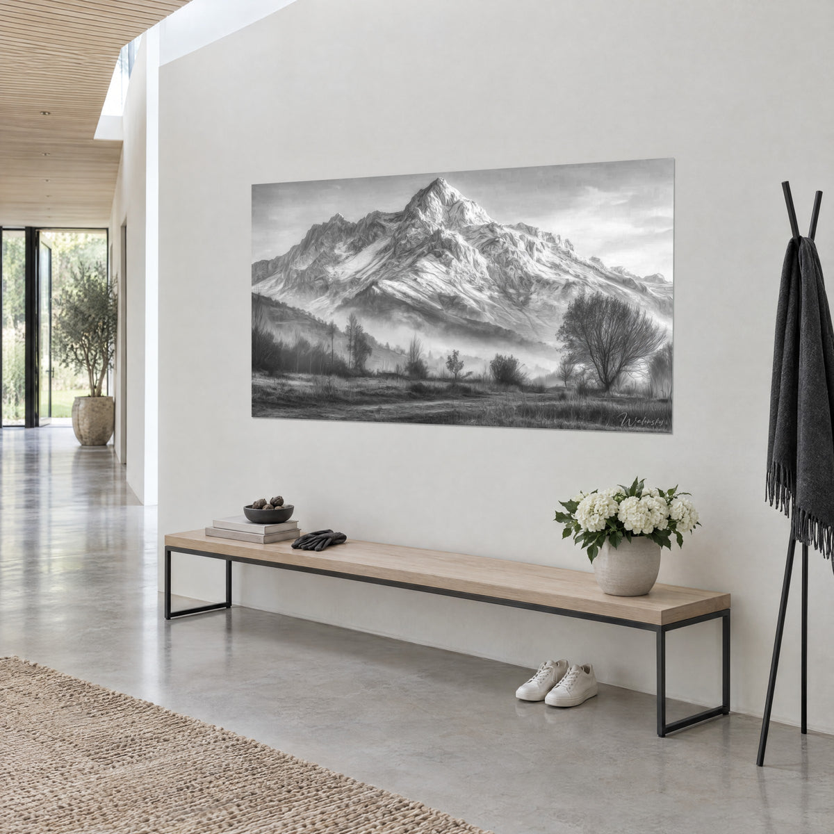 Schilderij majestueuze berg in grijs en wit houtskool, besneeuwde helling, kale boom rechts, schuin opgehangen in een woonkamer