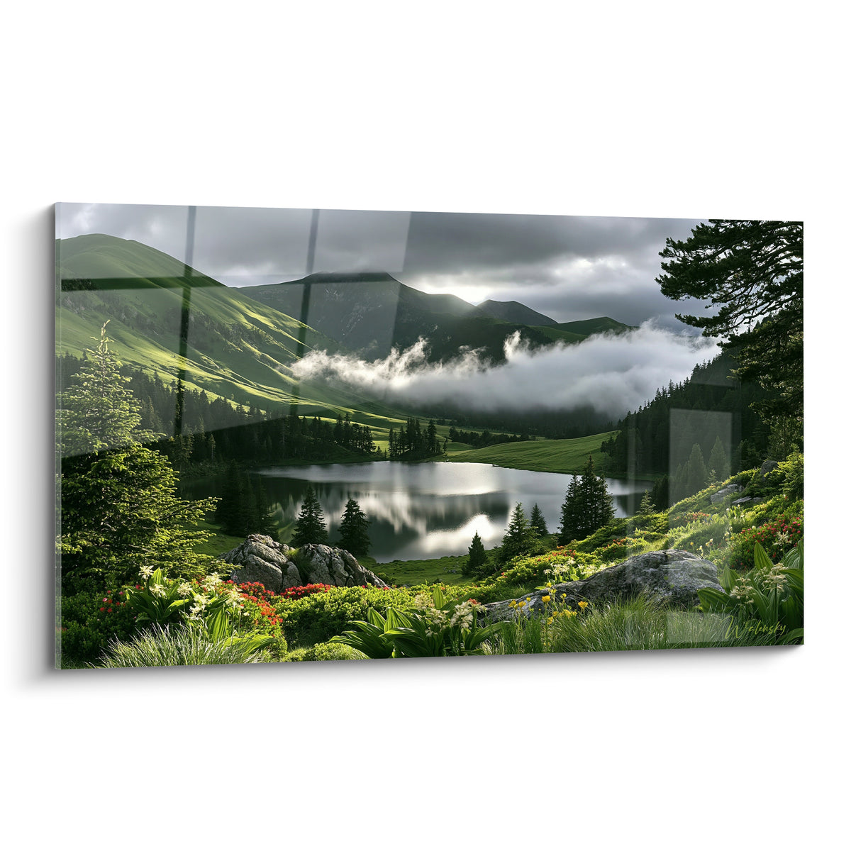 Lac alpin vert émeraude entouré de sapins sous des nuages anthracite et brume blanche