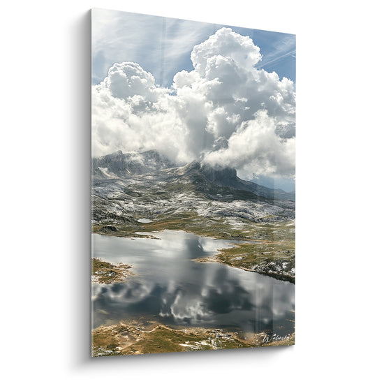 Tableau Lac gris et blanc aux nuages massifs reflétés - Vallée d'altitude ensoleillée - Edition Montagne