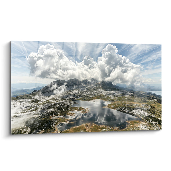 Tableau Lac gris et blanc entouré de crêtes rocheuses - Traînées de condensation célestes - Edition Montagne